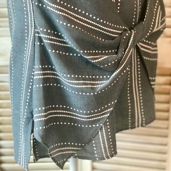 ✴️LAST ONE✴️ SLEEVELESS TOP WITH FRONT TWIST - Picture 5 of 6